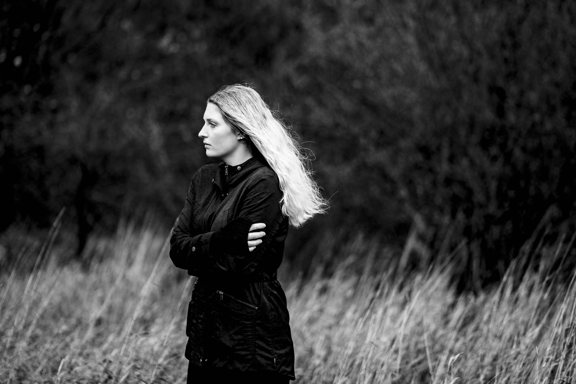Frauen-Portrait in schwarz-weiß von Rosa Engel Fotografin in Aachen