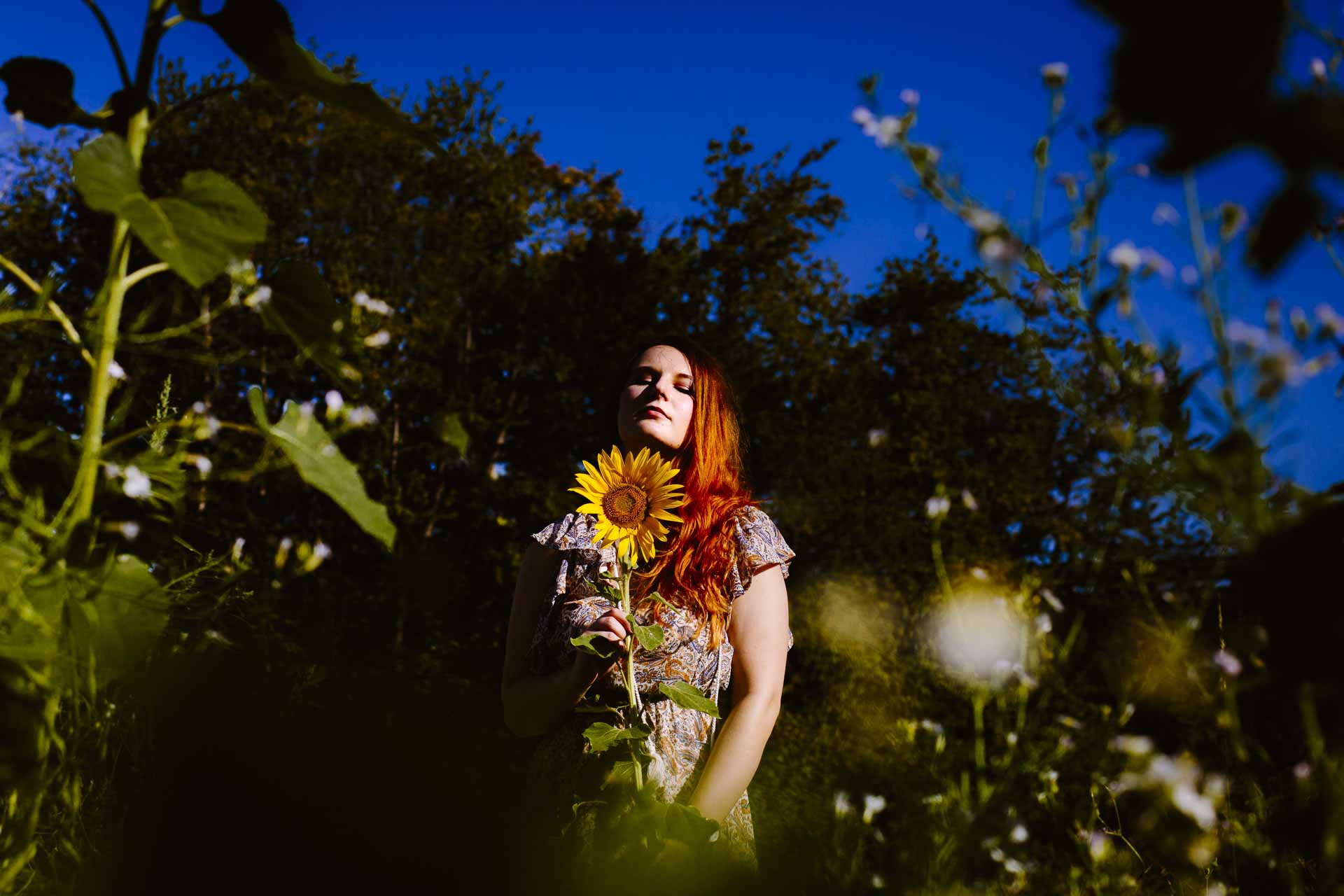 Frauen-Portrait mit Sonnenblume - Fotografin Rosa Engel