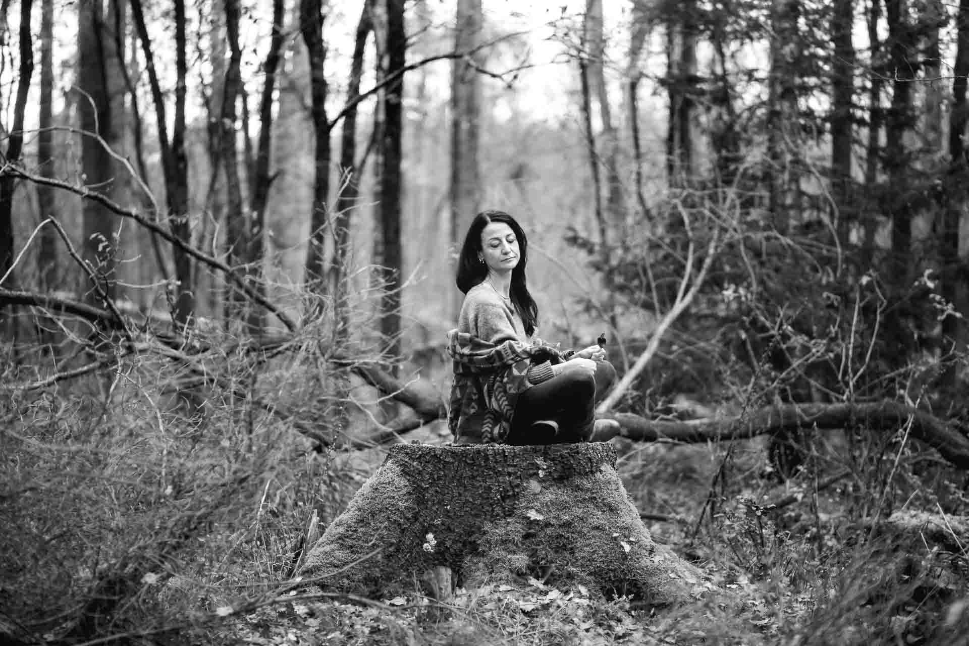 Schwarz-weiß Fotografie Frau im Wald - Fotografin Rosa Engel