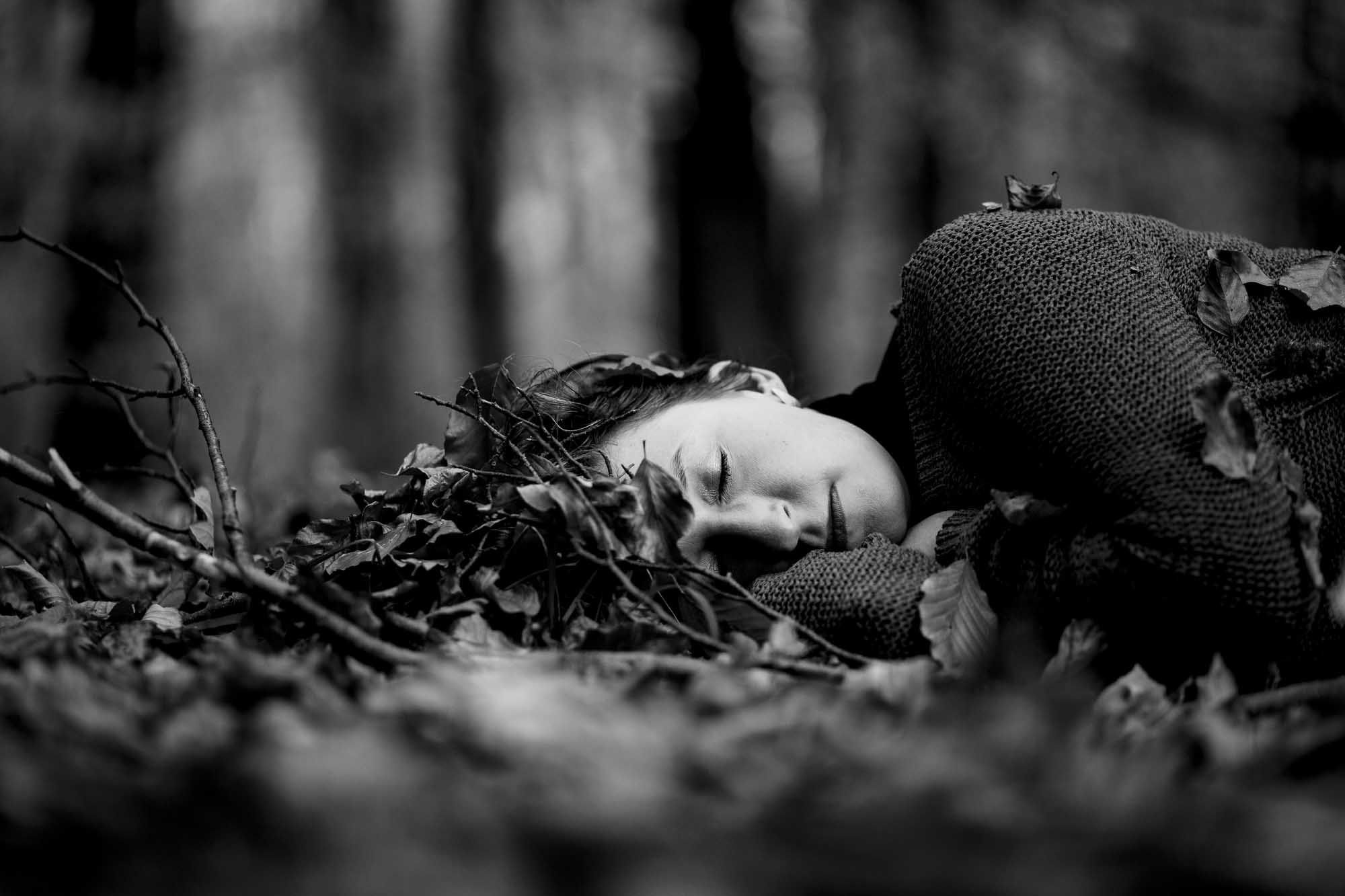 Frauen-Fotografie im Herbstwald von Rosa Engel